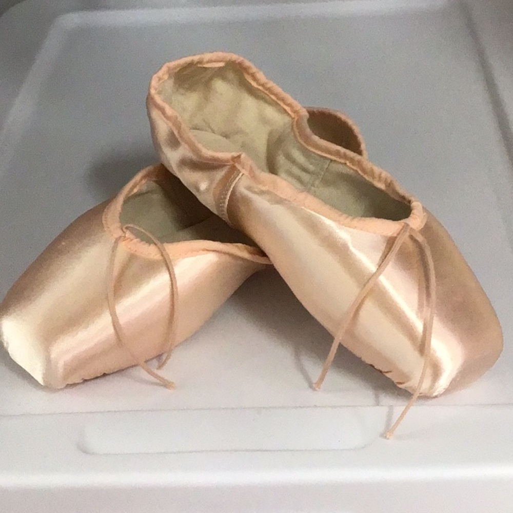 Brand new Suffolk status pointe shoe